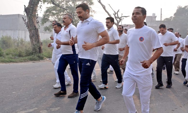 Hapur। रिज़र्व पुलिस लाईन में हरी झंडी दिखाकर एकता दौड़ का शुभारंभ 11 IMG 20221031 WA0059